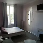 Du Grand Monarque Hotel *